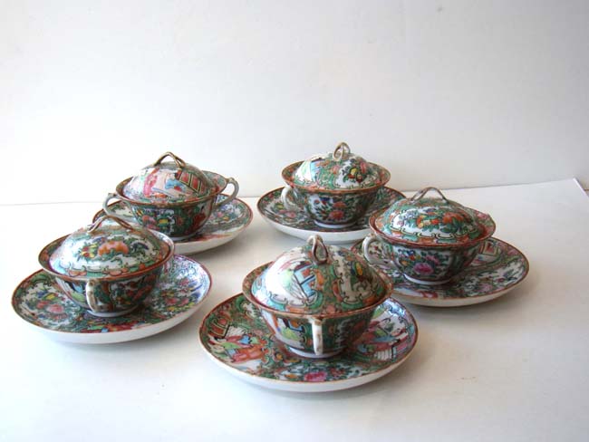 A set of five late 19th century Chinese export porcelain 'pot de creme' in the Rose Medallion pattern — image 3